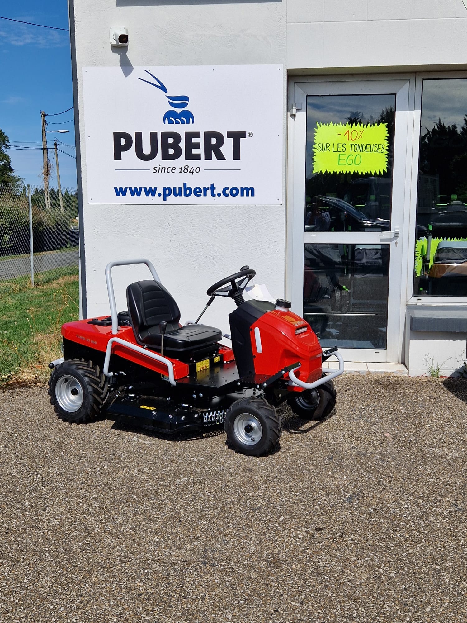 Matériel de jardin exposé pendant le déstockage chez Motoculture Service Parizot